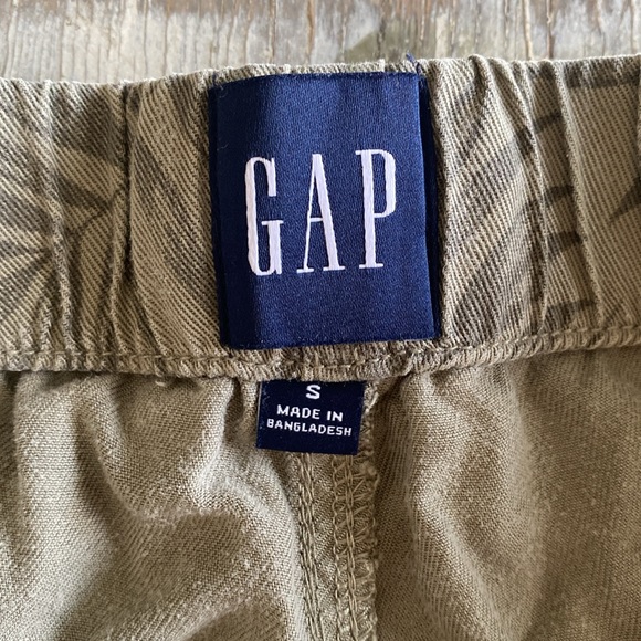 GAP small floral drawstring shorts with two pockets and green leaves. - Picture 5 of 7